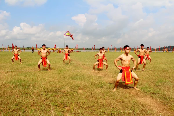 HAI DUONG, VIETNAM, SETEMBRO, 10: praticantes de artes marciais por — Fotografia de Stock