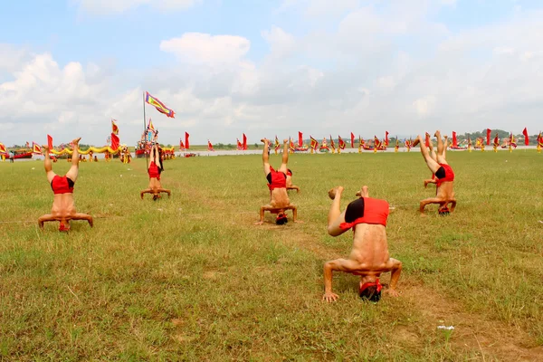 HAI DUONG, VIETNAM, SEPTIEMBRE, 10: practicantes de artes marciales por — Foto de Stock