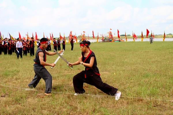 HAI DUONG, VIETNAM, SEPTIEMBRE, 10: practicantes de artes marciales por — Foto de Stock