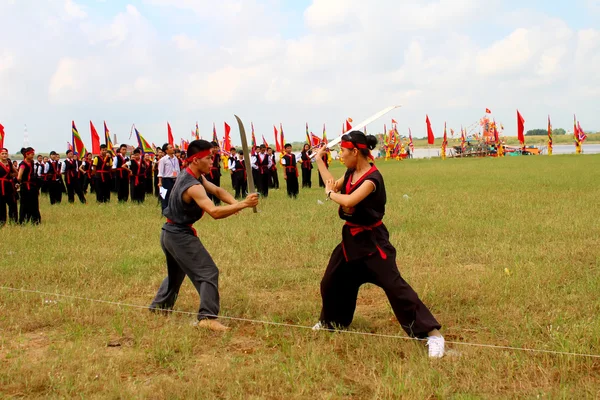 HAI DUONG, VIETNAM, SEPTEMBER, 10: martial arts practitioners per — стоковое фото