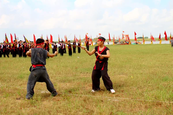 HAI DUONG, VIETNAM, SETEMBRO, 10: praticantes de artes marciais por — Fotografia de Stock