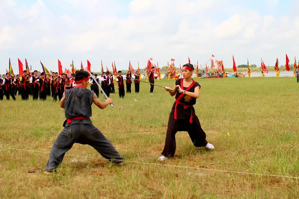 HAI DUONG, VIETNAM, SEPTIEMBRE, 10: practicantes de artes marciales por — Foto de Stock