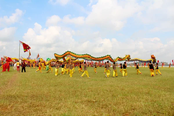 HAI DUONG, VIETNAM, 10 SETTEMBRE: un gruppo di asiatici balla — Foto Stock