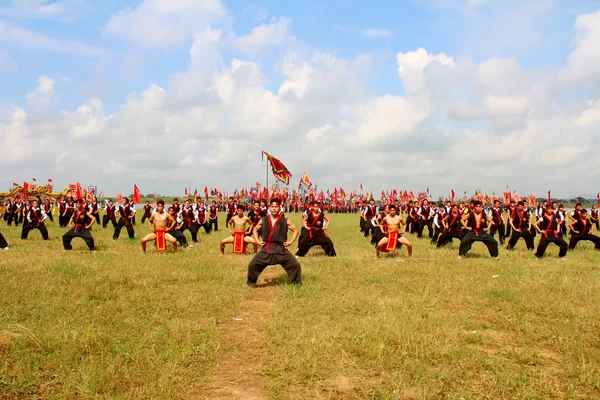 HAI DUONG, VIETNAM, SETEMBRO, 10: praticantes de artes marciais por — Fotografia de Stock