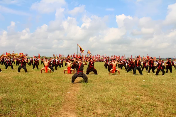 HAI DUONG, VIETNAM, SEPTEMBER, 10: martial arts practitioners per — стоковое фото
