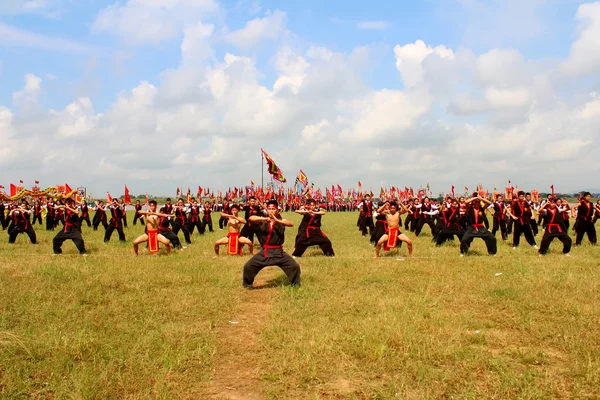 HAI DUONG, VIETNAM, SEPTEMBER, 10: martial arts practitioners per — стоковое фото