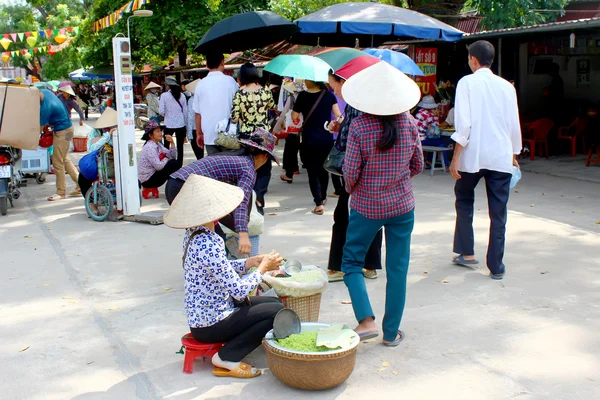 Hai Duong, Vietnam, September, 10: Vrouw verkopen gebakken rijst in t — Stockfoto