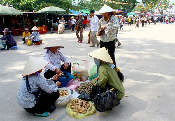 HAI DUONG, VIETNAM, SETTEMBRE, 10: Persone che vendono bene a settembre — Foto Stock