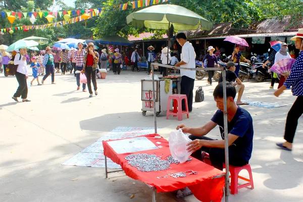Hai duong, vietnam, september, 10: Leute, die am septem gut verkaufen — Stockfoto