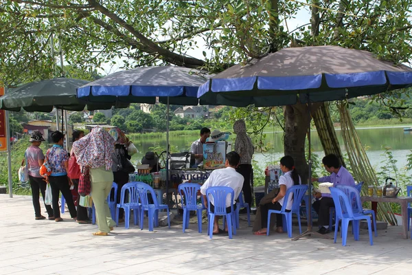 Hai Duong, Vietnam, September, 10: Människor som säljer bra på Septem — Stockfoto