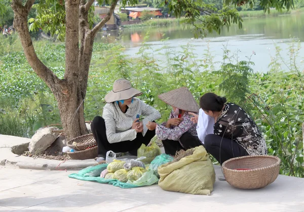 Hai Duong, Vietnam, September, 10: Människor som säljer bra på Septem — Stockfoto