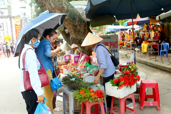 HAI DUONG, VIETNAM, SETEMBRO, 10: Pessoas que vendem bem em setembro — Fotografia de Stock