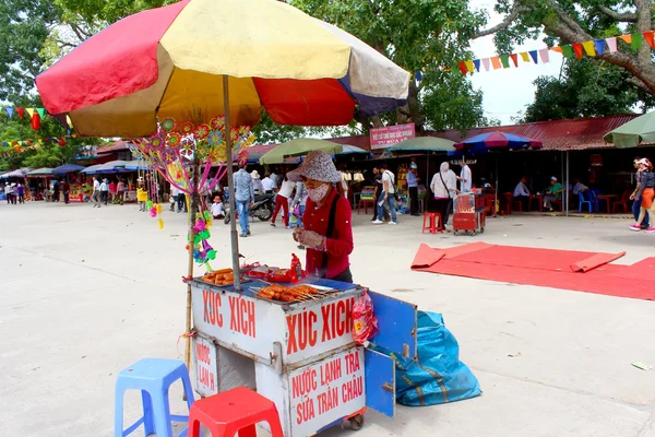 Hai Duong, Vietnam, September, 10: Folk sälja korv på september — Stockfoto