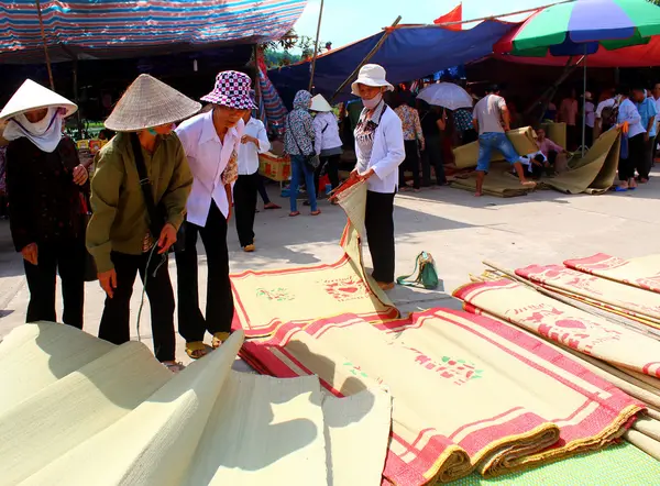 Hai Duong, Vietnam, September, 10: människor på marknaden säljer säng — Stockfoto