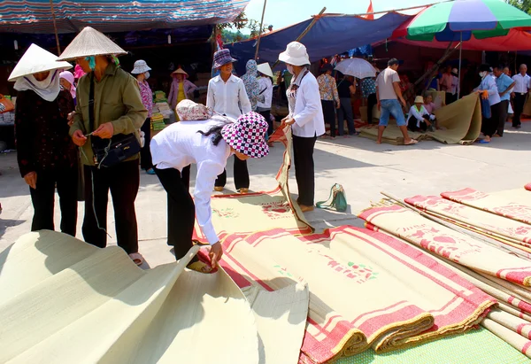 Hai Duong, Vietnam, September, 10: människor på marknaden säljer säng — Stockfoto