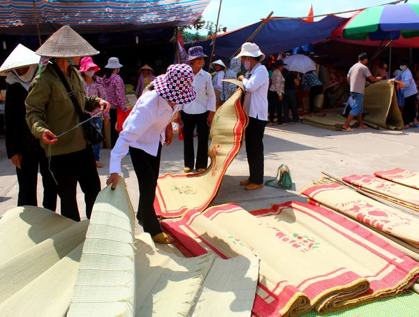 Hai Duong, Vietnam, Eylül, 10: insanlar yatak satan Market — Stok fotoğraf