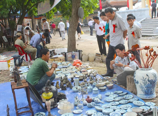 Hai Duong, Vietnam, oktober, 27: Människor i antikmarknad på Oc — Stockfoto