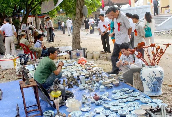 HAI DUONG, VIETNAM, 27 de outubro: Pessoas no mercado de antiguidades em Oc — Fotografia de Stock