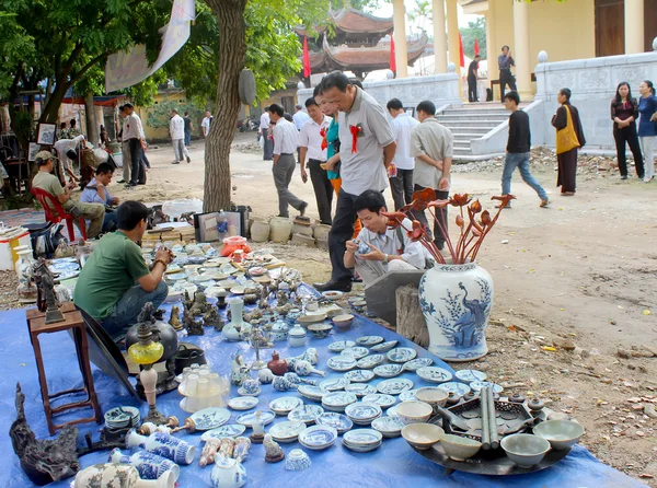 HAI DUONG, VIETNAM, 27 de outubro: Pessoas no mercado de antiguidades em Oc — Fotografia de Stock