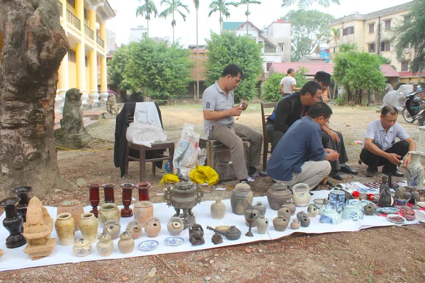 HAI DUONG, VIETNAM, 27 ottobre: Persone nel mercato dell'antiquariato su Oc — Foto Stock