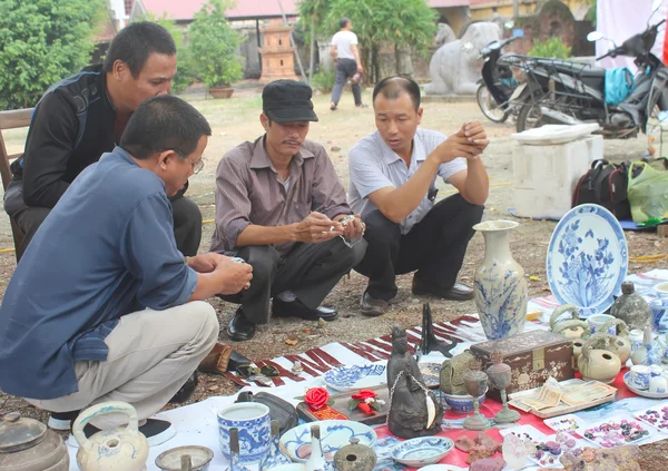 Hai Duong, Vietnam, 27 oktober: Mensen in antiekmarkt op Oc — Stockfoto