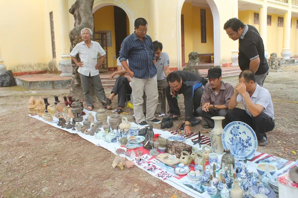 HAI DUONG, VIETNAM, October, 27: People in antiques market on Oc — Stock Photo, Image