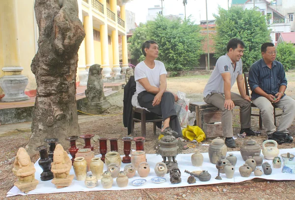 Hai duong, vietnam, oktober, 27: menschen auf antiquitätenmarkt am oc — Stockfoto