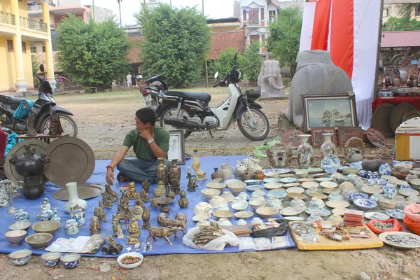 HAI DUONG, VIETNAM, 27 ottobre: Persone nel mercato dell'antiquariato su Oc — Foto Stock