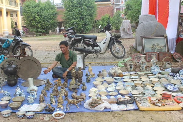 HAI DUONG, VIETNAM, 27 de octubre: La gente en el mercado de antigüedades en Oc — Foto de Stock
