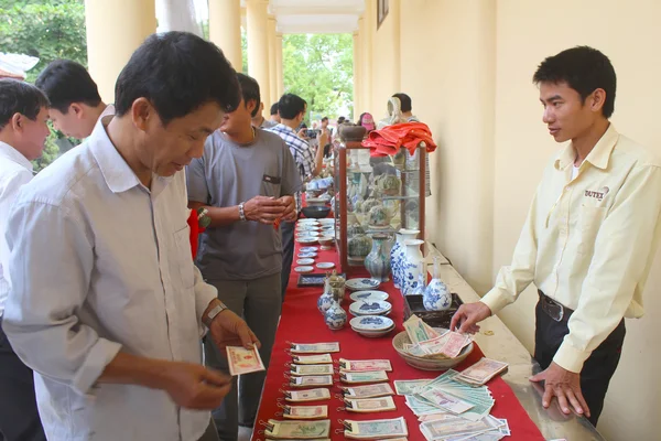 Hai Duong, Vietnam, 27 Ekim: Antika pazarı üzerinde Oc insanlarda — Stok fotoğraf