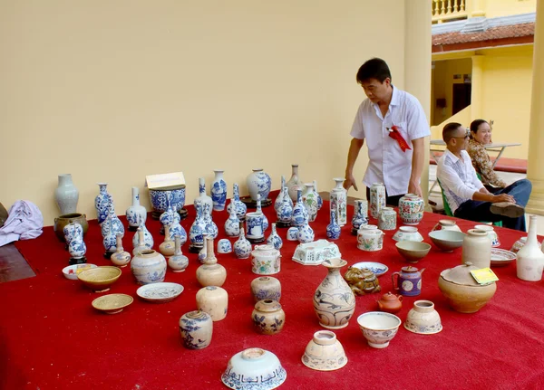 海阳、 越南，10 月，27: 人们在古董市场上业主立案法团 — 图库照片