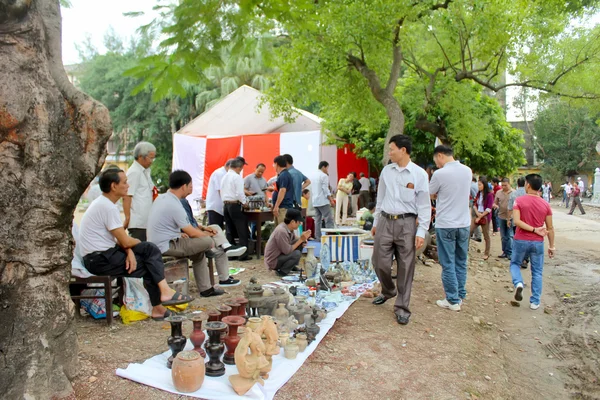 Hai Duong, Vietnam, 27 oktober: Mensen in antiekmarkt op Oc — Stockfoto