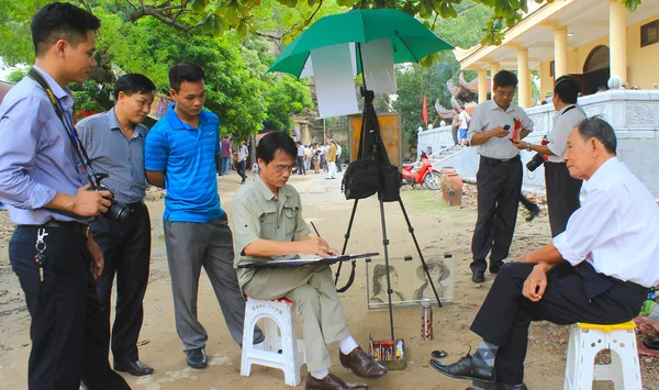 Hai Duong, Vietnam, oktober, 27: konstnären skissa porträtt på Octob — Stockfoto