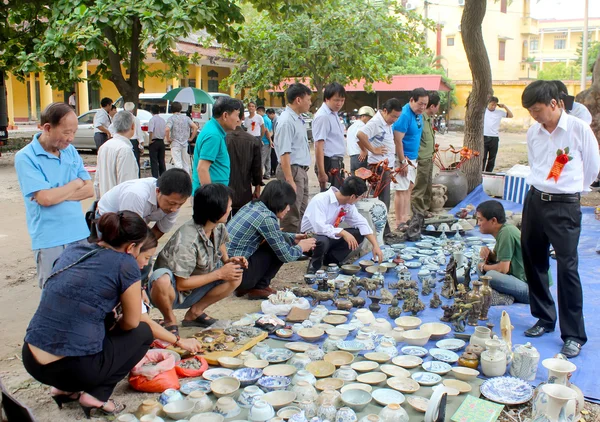 Hai Duong, Vietnam, október, 27: Az emberek Oc régiség piacon — Stock Fotó