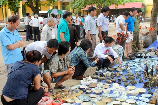 Hai Duong, Vietnam, 27 oktober: Mensen in antiekmarkt op Oc — Stockfoto