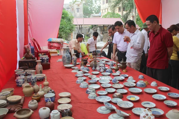 Hai Duong, Vietnam, oktober, 27: Människor i antikmarknad på Oc — Stockfoto