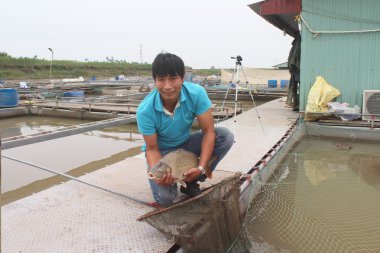  Balıkçılar ve balık çiftliği nehir 