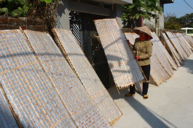 geleneksel olarak yapılan pirinç Vietnam güneşte kurutma kağıdı