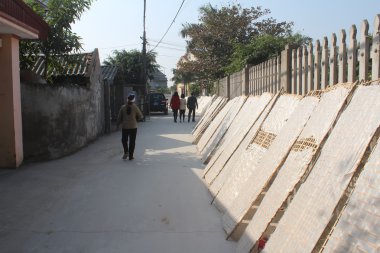 geleneksel olarak yapılan pirinç Vietnam güneşte kurutma kağıdı