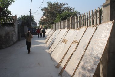 geleneksel olarak yapılan pirinç Vietnam güneşte kurutma kağıdı