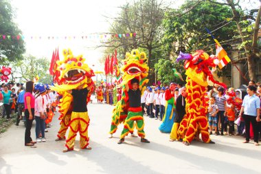 sokaklarda insanlar aslan dans grubu 
