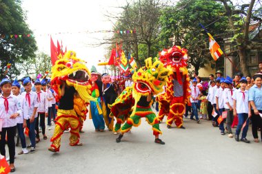 sokaklarda insanlar aslan dans grubu