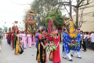 bir grup insan geleneksel festivaller katılıyor 