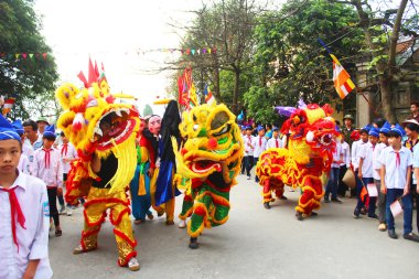 sokaklarda insanlar aslan dans grubu 