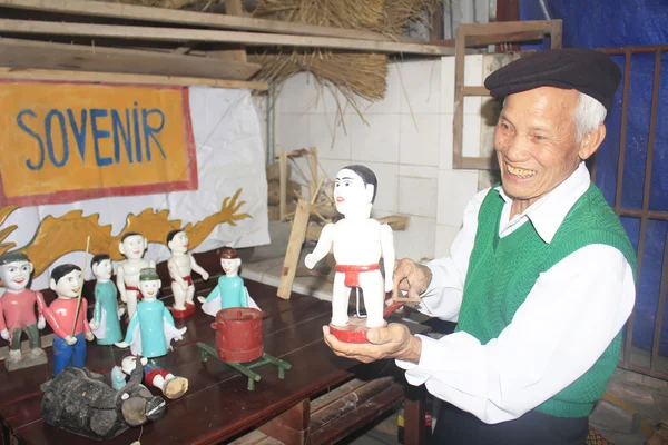 Hantverkare gör vatten dockteater i Vietnam — Stockfoto