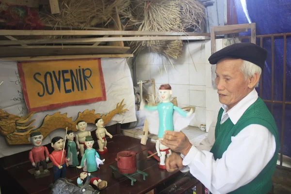 Hantverkare gör vatten dockteater i Vietnam — Stockfoto