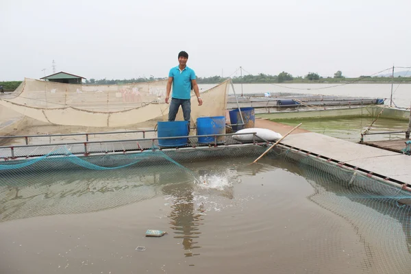 Pescatori e allevamenti ittici nel fiume — Foto Stock