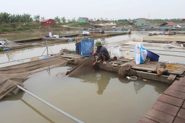 Pescadores y piscifactorías en el río —  Fotos de Stock