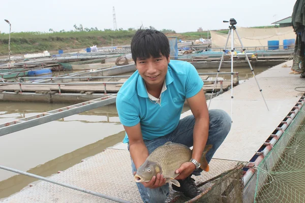 Pescadores y piscifactorías en el río —  Fotos de Stock