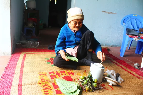 Kvinna att göra betelnötter med betel och areca — Stockfoto